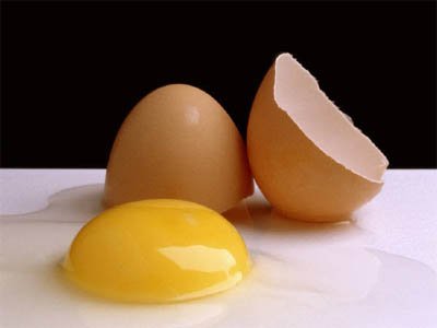 разбитое куриное яйцо свежее