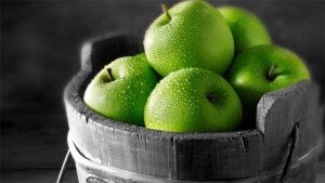 Яблоки зеленые в бочонке